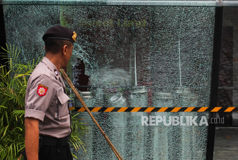 Polisi mengamati kaca yang pecah usai aksi yang dilakukan oleh sekelompok orang di tempat hiburan malam Pentagon Jalan Tegalsari, Surabaya, Jawa Timur, Selasa (11/2/2020). 