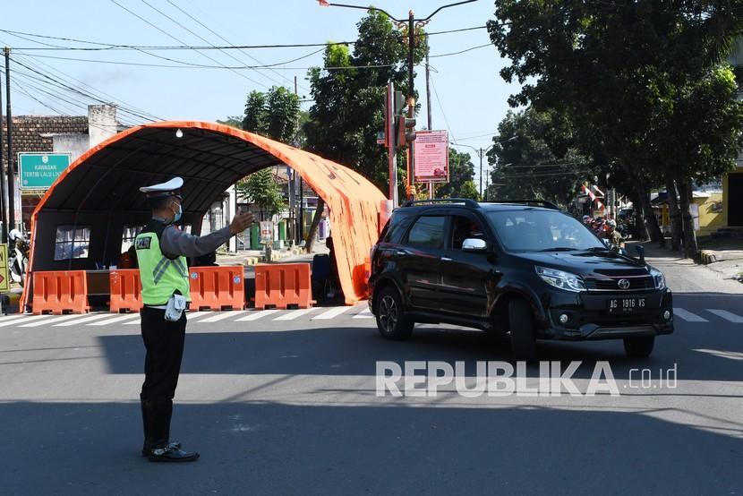 Polisi mengarahkan pengendara untuk berbalik arah di pos penyekatan Kota Madiun, Jawa Timur, Ahad (4/7/2021). Penyekatan di sejumlah akses menuju Kota Madiun dilakukan dalam rangka penerapan Pemberlakuan Pembatasan Kegiatan Masyarakat (PPKM) Darurat mulai 3 juli hingga 20 Juli guna pengendalian penyebaran COVID-19. 