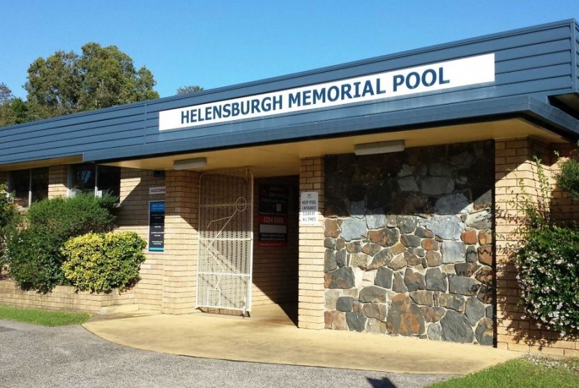 Polisi mengatakan ada lobang yang digunakan mengintip di dinding kolam renang Helensburgh Memorial Pool. 