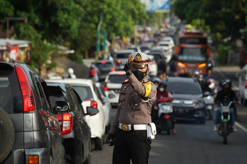 Polisi mengatur lalu lintas di jalur wisata Jalan Parangtritis, Kretek, Bantul, DI Yogyakarta.