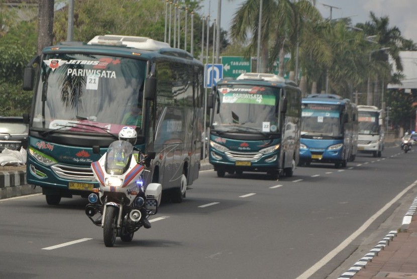 Polisi mengawal bus yang ditumpangi delegasi saat Simulasi Transportasi menjelang penyelenggaraan IMF-World Bank Annual Meetings 2018, di Nusa Dua, Badung, Bali, Kamis (26/7). 