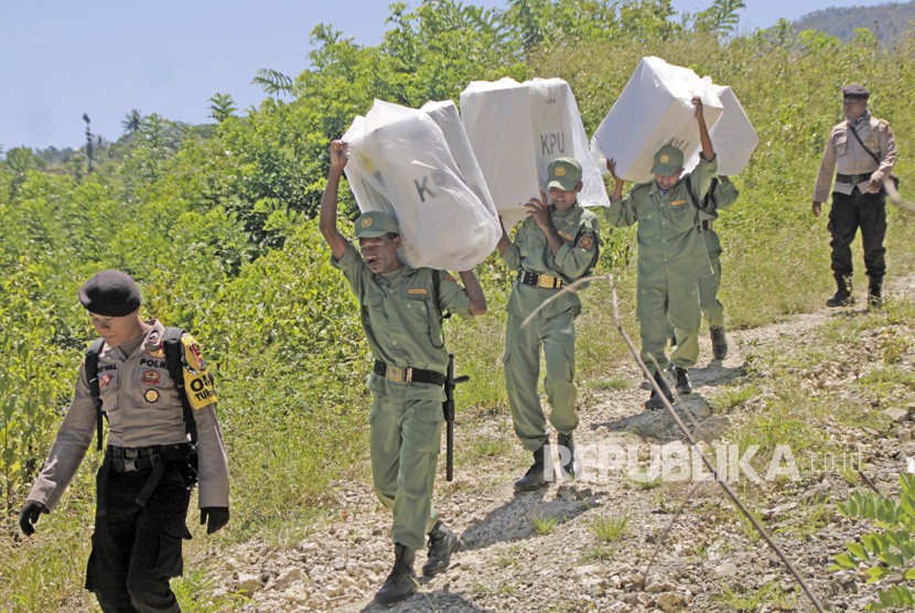 Polisi mengawal pendistribusian logistik Pemilu 2019 di daerah terpencil (Ilustrasi).
