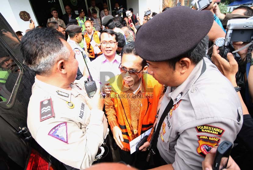  Polisi mengawal rekonstruksi Hakim Setyabudi Tejocahyono (depan) bersama tiga tersangka kasus dugaan suap kasus Bansos Pemkot Bandung di Pengadilan Negeri (PN) Bandung, Bandung, Rabu (3/7).   (Republika/Edi Yusuf)