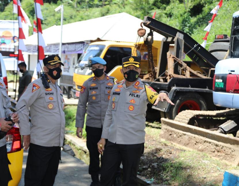Polisi mengecek kesiapan pos terpadu di Jalur Gentong, Kabupaten Tasikmalaya, jelang momen mudik Lebaran, Sabtu (23/4/2022). 