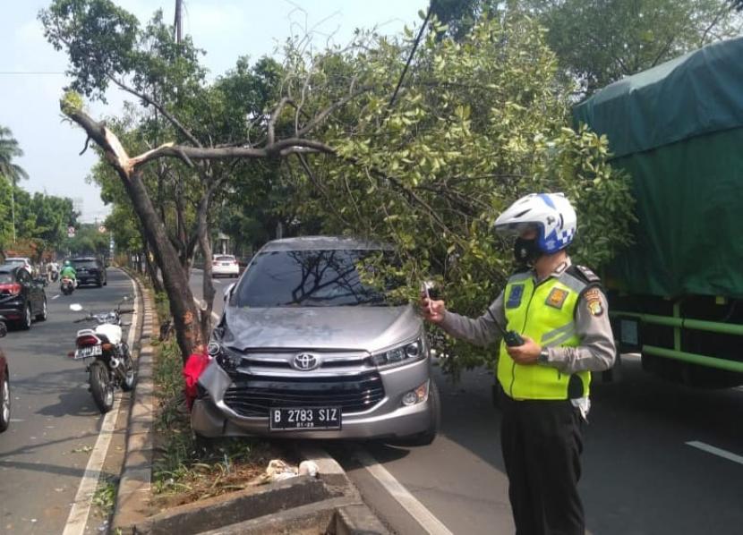 Polisi mengecek lokasi kejadian mobil menabrak petugas pertamanan di Jalan Raya Pramuka, Matraman, Jakarta Timur, Jumat (30/7).