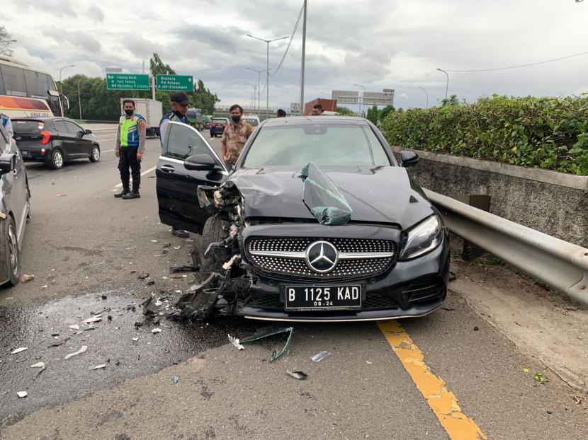 Polisi mengecek mobil Mercy yang terlibat kecelakaan di Jalan Tol JORR, Cakung, Jakarta Timur, Sabtu (27/11) sore. Pengemudi mobil Mercy ini sebelumnya melaju dengan cara melawan arus, hingga akhirnya menabrak dua mobil lainnya yang melaju di lajur cepat. 