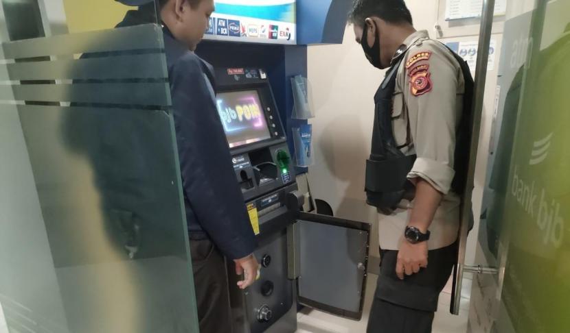 Polisi mengecek TKP pembobolan ATM di Kecamatan Rajapolah, Kabupaten Tasikmalaya, Ahad (23/1/2022). 