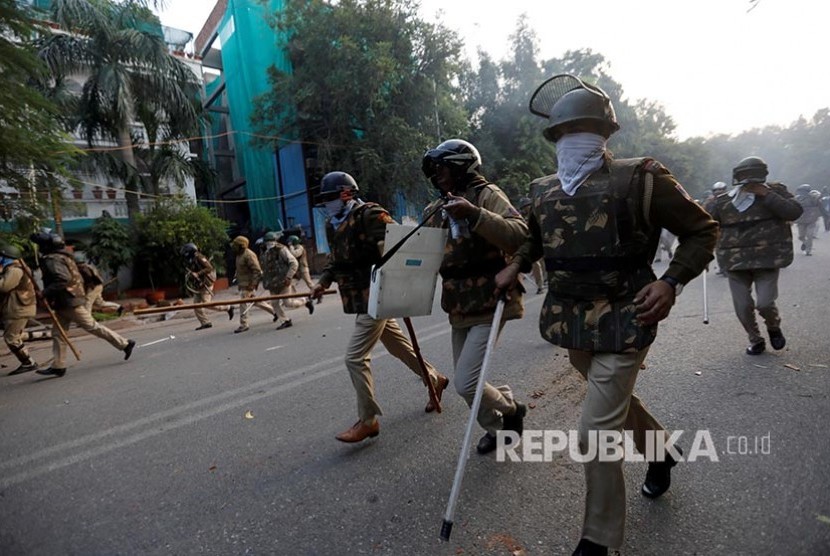 Pengacara Muslim India Desak MA Nyatakan UU Kewarganegaraan tak Konstitusional. Polisi mengejar pengunjuk rasa penentang Revisi UU Kewarganegaraan India di New Delhi, India, Ahad (15/12)