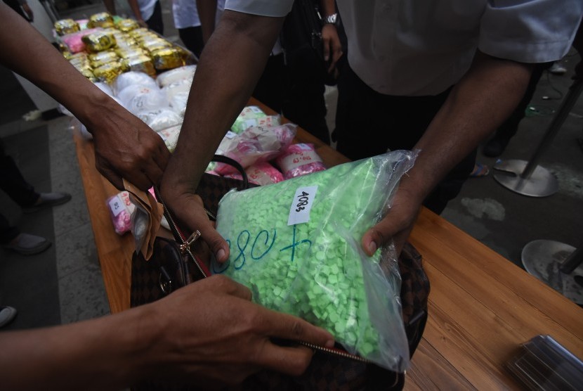 Kasus Peredaran Narkoba di Sukabumi Naik Tiap Tahun. Foto ilustrasi polisi mengemas barang bukti ekstasi dan sabu seusai rilis pengungkapan kasus peredaran narkoba.