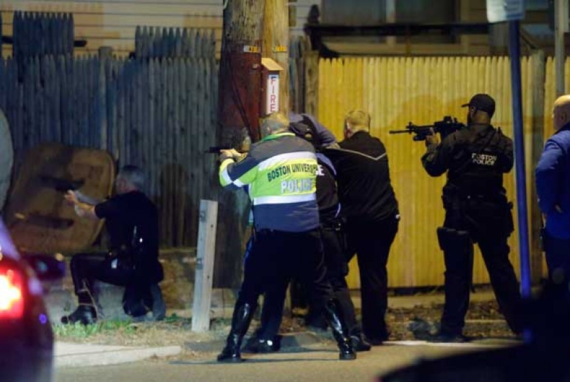 Polisi mengepung lokasi baku tembak di Watertown, Jumat (19/4).