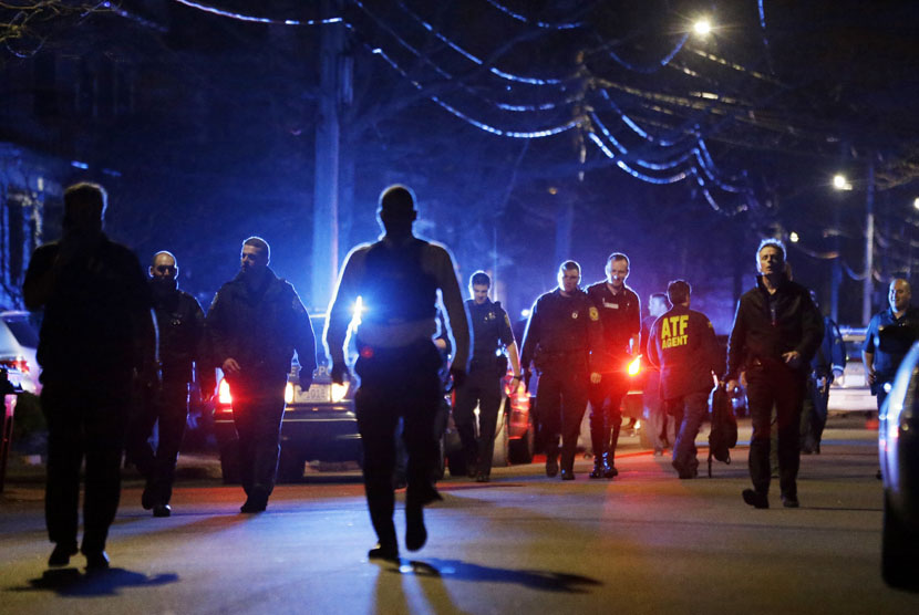 Polisi mengepung lokasi baku tembak di Watertown, Jumat (19/4).    (AP/Matt Rourke)