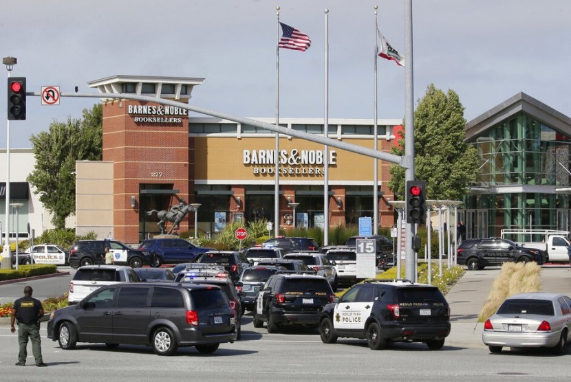 Polisi mengepung lokasi penembakan di Tanforan Mall, San Bruno, Kalifornia, San Francisco, Selasa (2/7).