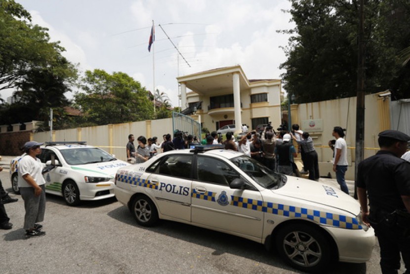 Polisi mengepung pintu masuk Kedutaan Korea Utara di Kuala Lumpur, Malaysia, Selasa, 7 Maret 2017. Malaysia melarang seluruh diplomat Korut meninggalkan negara itu terkait kasus pembunuhan Kim Jong-nam.
