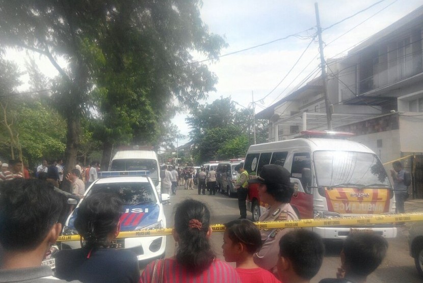 Police evacuated dead victims from a house at Pulomas Street, Kayu Putih, Pulogadung, East Jakarta on Tuesday.