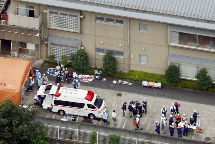 Polisi mengevakuasi korban di pusat perumahan penyandang cacat di Sagamihara.