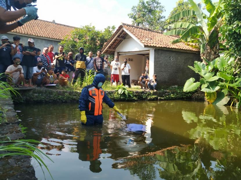 Polisi mengevakuasi sesosok mayat yang ditemukan mengambang di kolam, Kelurahan Lengkongsari, Kecamatan Tawang, Kota Tasikmalaya, Kamis (20/8). 