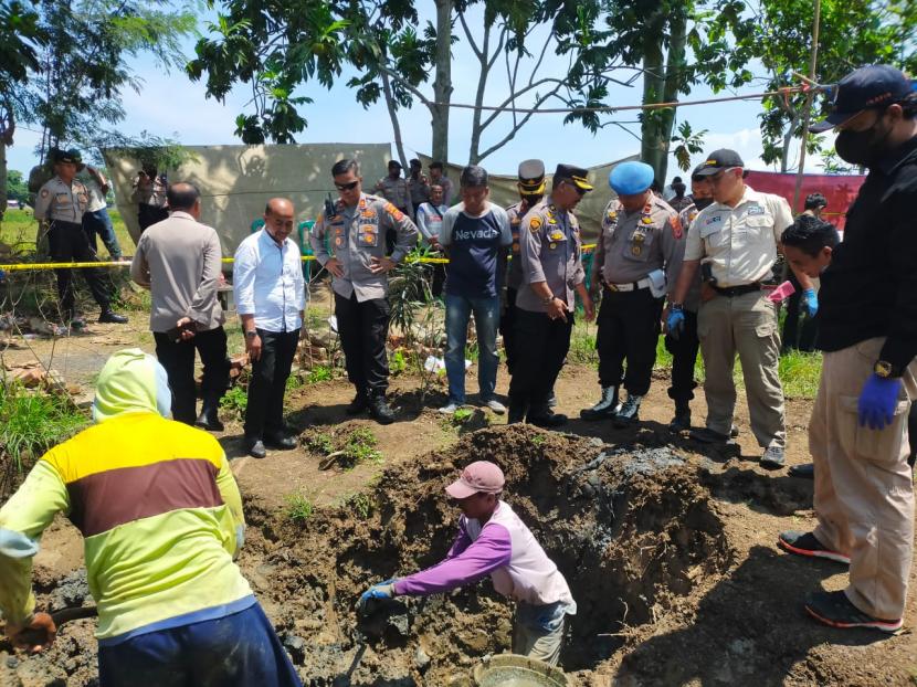 Polisi menggali makam korban yang dibunuh anak kandungnya di Desa Eretan Kulon, Kecamatan Kandanghaur, Kabupaten Indramayu, Senin (28/11/2022).