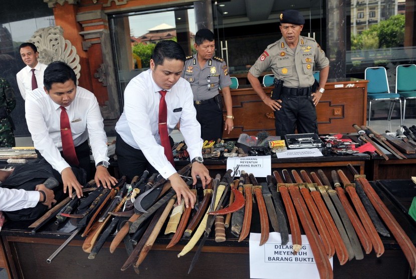 Polisi menggelar beragam jenis senjata hasil penggeledahan Lembaga Pemasyarakatan (Lapas) Kerobokan, di Mapolda Bali, Senin (21/12).  (Antara/Nyoman Budhiana)