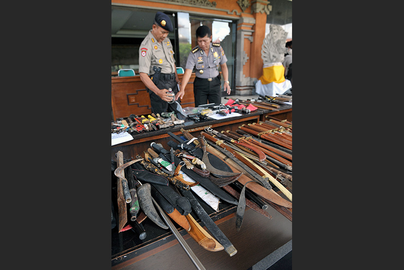 Polisi menggelar beragam jenis senjata hasil penggeledahan Lembaga Pemasyarakatan (Lapas) Kerobokan, di Mapolda Bali, Senin (21/12). (Antara/Nyoman Budhiana)