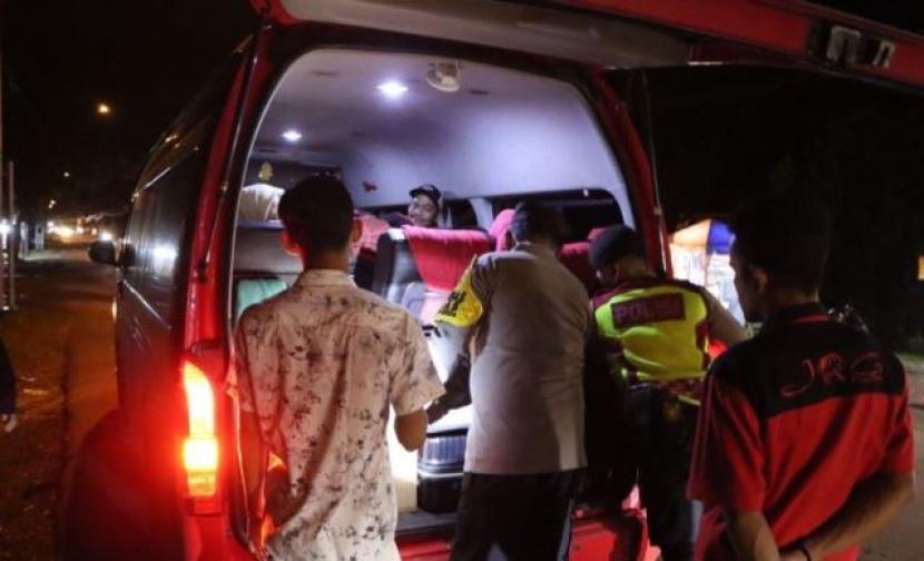 Polisi menggelar razia di Jalan Lintas Meulaboh-Banda Aceh, kawasan Simpang Kayu Putih, Desa Suak Raya, Kecamatan Johan Pahlawan, Kabupaten Aceh Barat, Sabtu (2/12/2023) malam. 