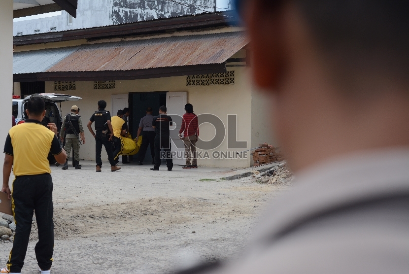 Polisi menggerebek persembunyian teroris di Palu.