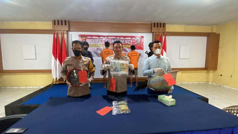 Polisi menggerebek praktik judi sabung ayam di Desa Bunar, Kecamatan Sukamulya, Kabupaten Tangerang, Banten. Sejumlah orang telah ditangkap dalam penggerebekan tersebut. 