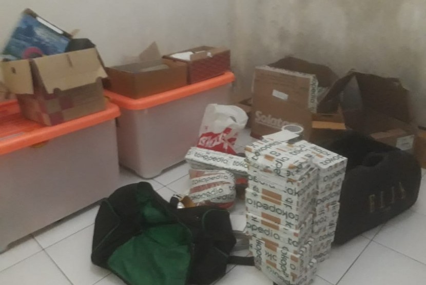 Polisi menggerebek rumah kosan yang memproduksi tembakau gorila. Tambak barang bukti tembakau gorila yang siap dipasarkan. 