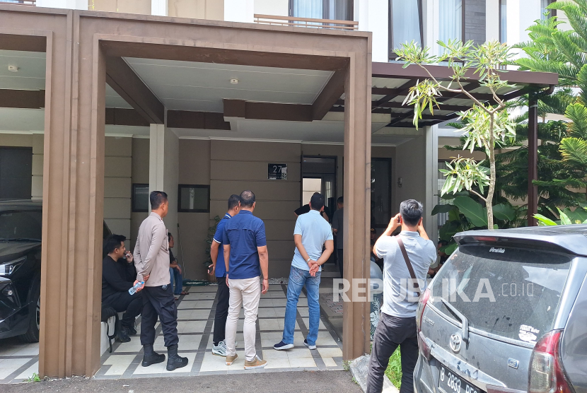 Polisi menggerebek rumah mewah yang diduga dijadikan tempat produksi narkoba di pemukiman elit di wilayah Bojongsoang, Kabupaten Bandung, Rabu (11/12/2024). 