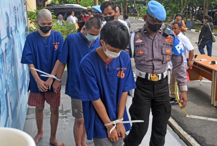 Polisi menggiring para tersangka pelaku pengeroyokan (ilustrasi).