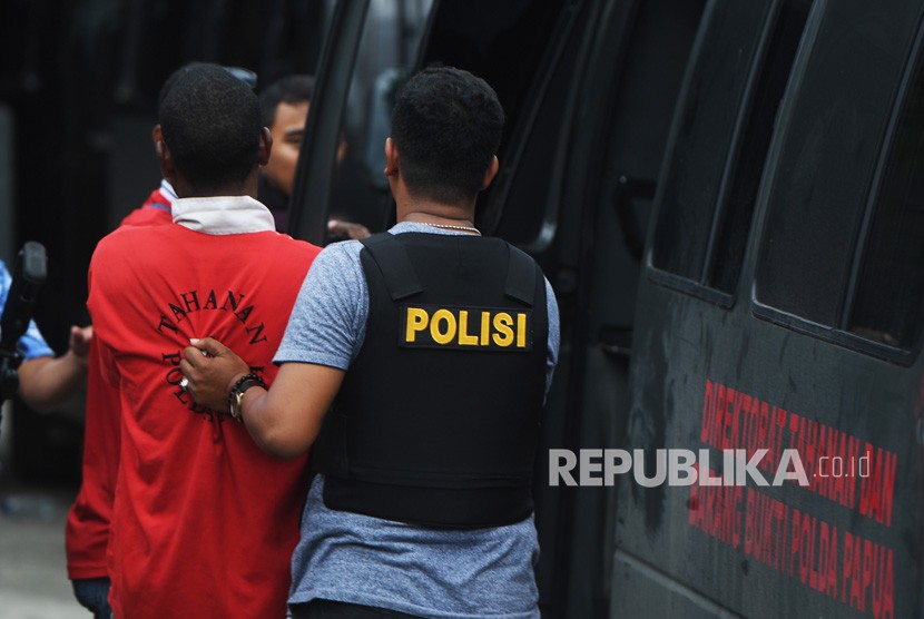 Polisi menggiring salah satu tersangka kasus unjuk rasa Papua (ilustrasi)