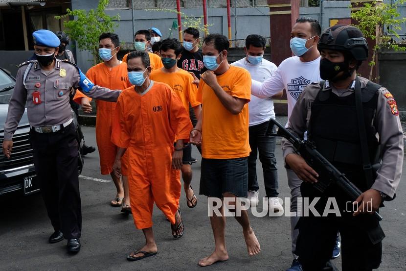 Polisi menggiring tersangka kasus narkotika saat konferensi pers di Polres Badung, Bali, Kamis (6/1/2022). Satuan Reserse Narkotika (Satresnarkoba) Polres Badung melakukan pengungkapan kasus narkotika pada awal tahun 2022 dengan menangkap enam tersangka yang berperan sebagai pengguna dan pengedar serta mengamankan barang bukti berupa sabu-sabu berjumlah 690,63 gram bruto. 