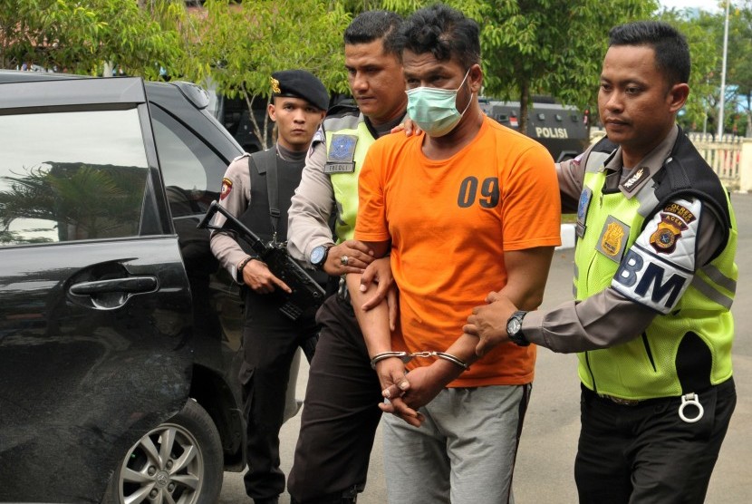 Polisi menggiring tersangka pengedar narkotika jenis sabu-sabu setibanya Polres Jantho, Kabupaten Aceh Besar, Aceh, Sabtu (12/8). Pada hari yang sama, satu bandar sabu asal Aceh ditembak mati oleh polisi di Medan, Sumatra Utara.
