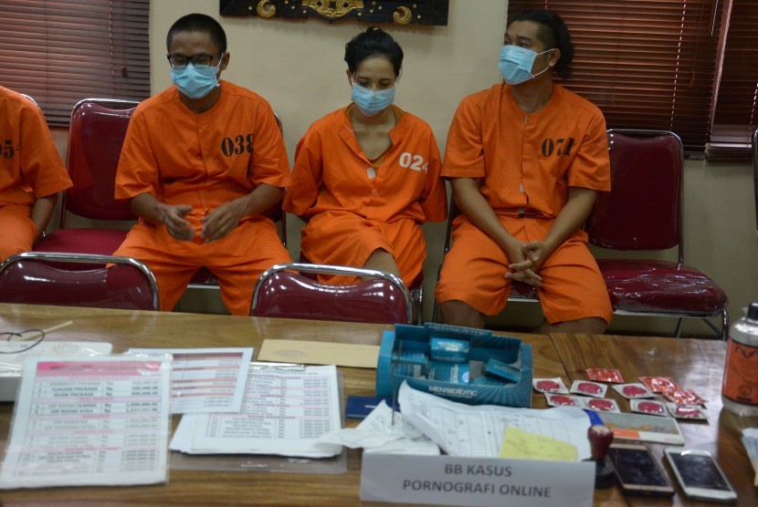 Police have named three suspect in the case of online child prostitution in Bali, Tuesday (March 14). 