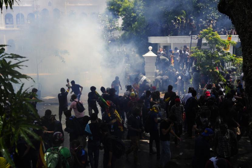 Polisi menggunakan gas air mata saat pengunjuk rasa Sri Lanka menyerbu kantor perdana menteri Ranil Wickremesinghe, menuntut dia mengundurkan diri setelah presiden Gotabaya Rajapaksa melarikan diri di tengah krisis ekonomi di Kolombo, Sri Lanka, Rabu, 13 Juli 2022.