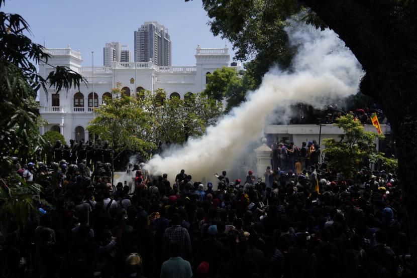  Polisi menggunakan gas air mata saat pengunjuk rasa Sri Lanka menyerbu kompleks kantor perdana menteri Ranil Wickremesinghe, menuntut dia mengundurkan diri setelah presiden Gotabaya Rajapaksa melarikan diri di tengah krisis ekonomi di Kolombo, Sri Lanka, Rabu, 13 Juli 2022. 