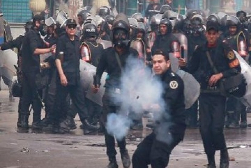 Polisi menggunakan peluru karet untuk membubarkan demonstran