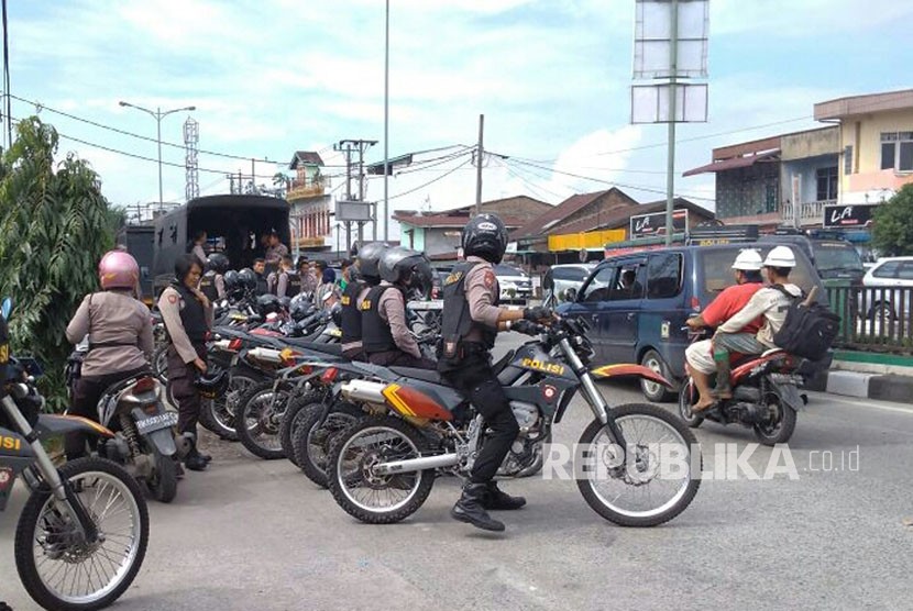 Polisi menggunakan sejumlah kendaraan operasionalnya untuk mengangkut warga yang terlantar akibat aksi mogok massal angkot di Medan, Rabu (13/12).