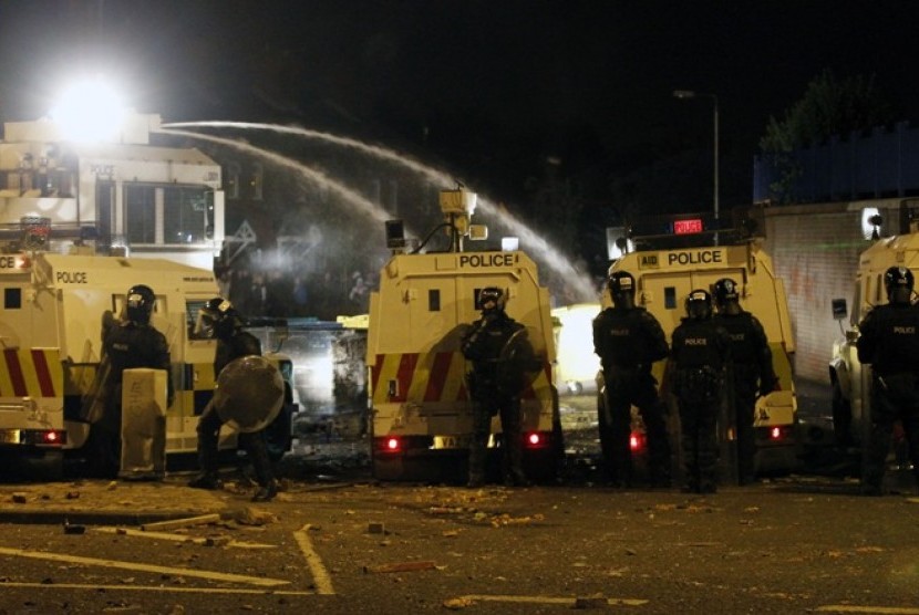  Polisi menggunakan water cannon untuk meredam aksi demonstrasi di Irlandi Utara, 2 September 2012. Sejumlah polisi terluka akibat aksi ini. 