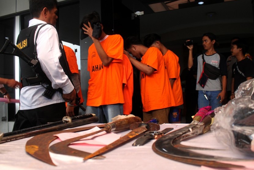 Polisi menghadirkan pelaku dan barang bukti kasus kekerasan penganiayaan tawuran saat gelar rilis di Mapolres Metro Bekasi Kota, Bekasi, Jawa Barat