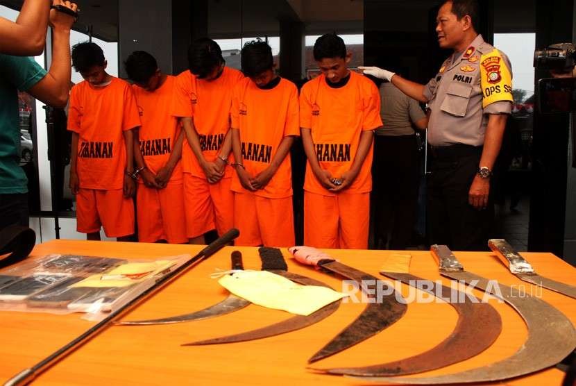 Polisi menghadirkan pelaku dan barang bukti kasus pengeroyokan tawuran antar pelajar saat gelar kasus, di Mapolres Metro Bekasi Kota, Bekasi, Jawa Barat, Selasa (28/8).