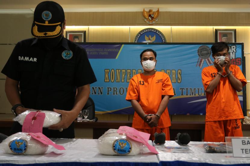 Polisi menghadirkan tersangka dan barang bukti saat ungkap kasus peredaran narkotika di Badan Narkotika Nasional Provinsi (BNNP) Jawa Timur, Surabaya. 