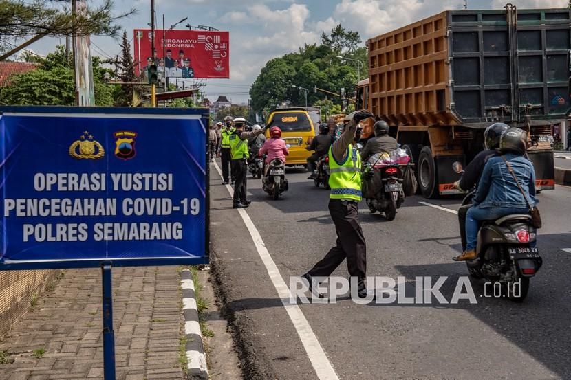 Polisi menghentikan pengendara yang tidak mengenakan masker saat terjaring Operasi Yustisi Pencegahan COVID-19 di Ungaran, Kabupaten Semarang, Jawa Tengah