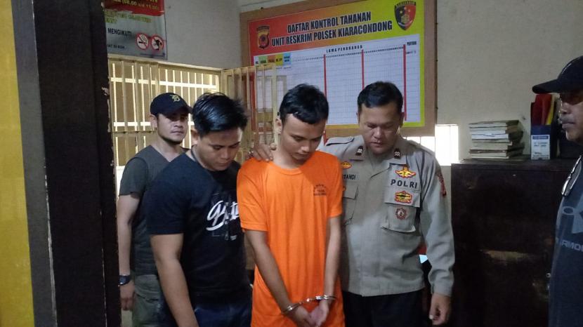 Polisi mengiring pria berinisial SF yang menusuk istrinya Rani Andini hingga tewas di kediamannya di Jalan Kebonjayanti, Kiaracondong, Kota Bandung, Sabtu (22/4/2023) lalu. Ia nekat menusuk korban karena cemburu istrinya bertemu dengan laki-laki lain.