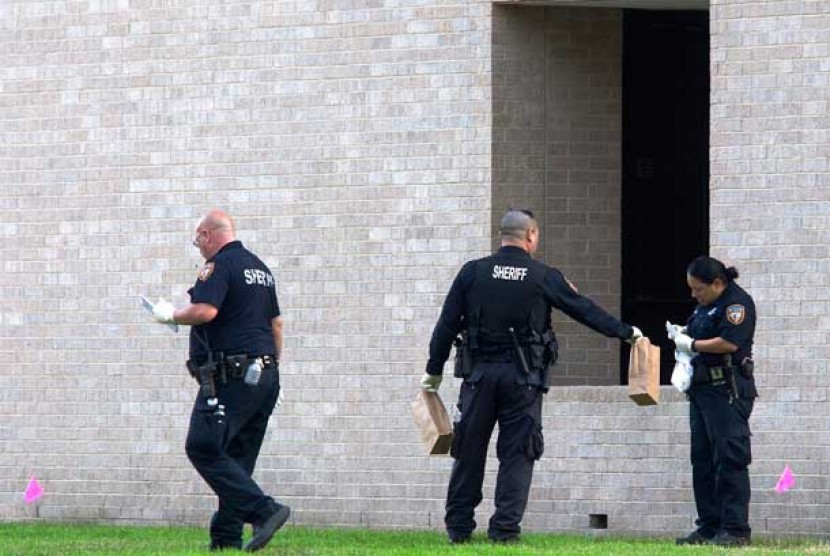 Polisi mengumpulkan barang bukti setelah peristiwa penembakan di kampus Lone Star College, Houston, Selasa (22/1).