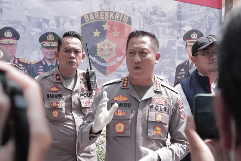 Polisi mengungkap salah satu perusahaan washing jeans di Kecamatan Rancaekek, Kabupaten Bandung yang diduga membuang limbah bahan berbahaya dan beracun (B3) secara ilegal. Limbah-limbah tersebut tidak diproses menggunakan instalasi pengolahan air limbah (IPAL) dan dibuang di pekarangan kantor perusahaan. 