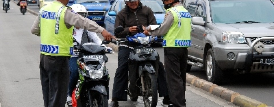 Polisi menilang pengendara motor, ilustrasi