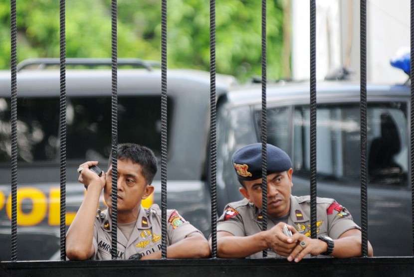 Polisi menjaga gerbang Gedung Komisi Pemberantasan Korupsi di Jakarta, Selasa (22/7). 