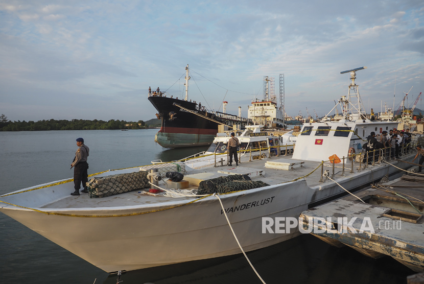 Polisi menjaga kapal Wanderlust berbendera Sierra Leone di Pelabuhan Bea dan Cukai Tanjung Uncang, Batam, Kepulauan Riau, Senin (17/7).