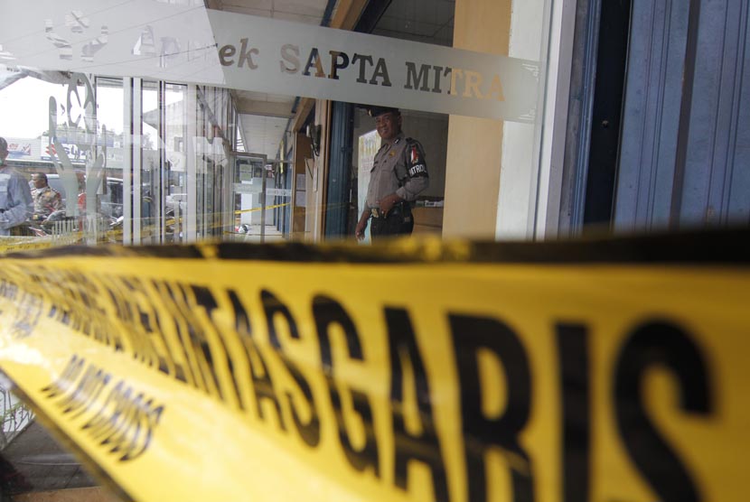  Polisi menjaga lokasi bocornya genset di apotik Sapta Mitra, Pondok Timur, Bekasi, Jawa Barat, Selasa (11/2). 