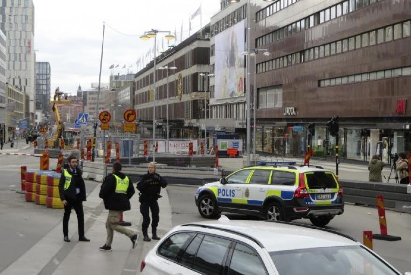 Polisi menjaga lokasi insiden truk yang menabraki pejalan kaki dan sebuah pusat perbelanjaan di Stockholm, Swedia, 7 April 2017.